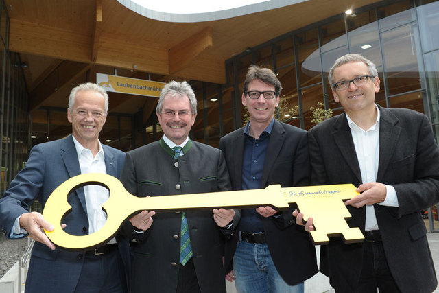 NÖVOG Geschäftsführer Gerhard Stindl und Verkehrslandesrat Karl Wilfing übergeben symbolisch den Schlüssel der Remise an die Vertreter der Niederösterreichischen Landesausstellungen, Projektleiter Guido Wirth und Geschäftsführer Kurt Farasin. (© NÖVOG/Gabriele Moser)