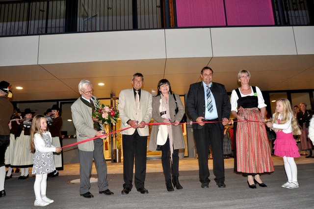 Am roten Band: G. Göbl, J. Treichl, B. Palfrader, J. Pirchl, M. Obermoser.