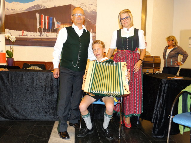 Herfried Zernig mit Gattin und dem 12-jährigen Philipp Berktold aus dem Allgäu, der als Solojodler und Harmonikaspieler eine Auszeichnung erhielt