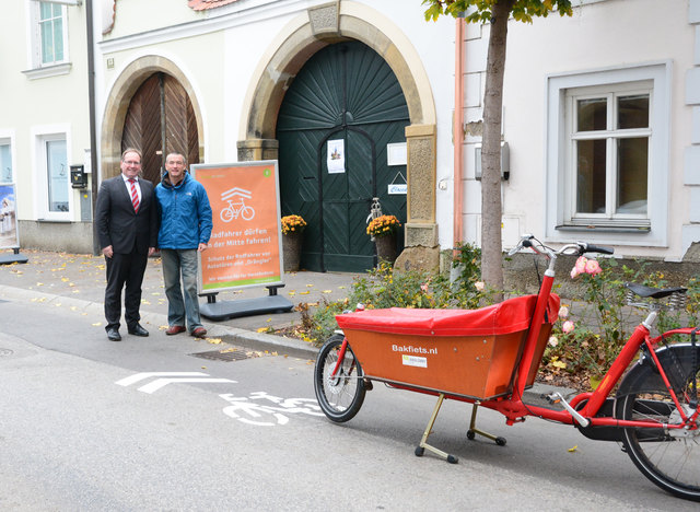 Die "Sharrows" wurden als Versuch in der Wienerstraße markiert. Vizebürgermeister Harald Schinnerl und Alfred Kaiblinger von der Radlobby Tulln waren kurz nach den Markierungsarbeiten zum Lokalaugenschein vor Ort. | Foto: Stadtgemeinde Tulln