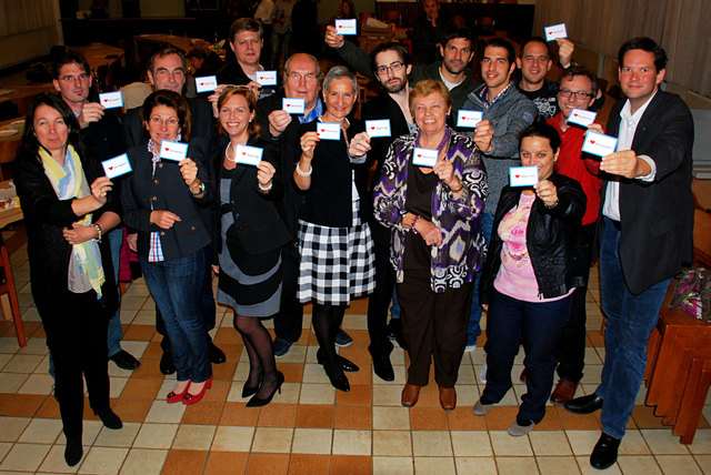 Der Gerasdorfer Abgeordnete Lukas Mandl (re.) und sein Team von links: Irmtraud Tuder, Ferdinand Neumayr, Regina Gilg, Johann Schneider, Margarete Insam-Polleros, Otto Körmer, Robert Granzer, Doris-Maria Dulmovits, Andreas Dungl, Hermine Czaak, Roman Scheider, Jürgen Trimmel, Thomas Puchter, Helene Ferschner-Hallwirth, Andreas Drucker.