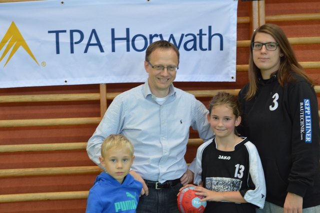Die Patronanz für das U12 Spiel gegen UHC Stockerau und für das Bundesligaspiel gegen HIB Murpiraten Graz übernahm TPA Horwath Austria. Den Matchball übergab Mag. Brunner mit Sohn Tobias an U12-Spielerin Victoria Englisch und Bundesligaspielerin Katharina Laimer.