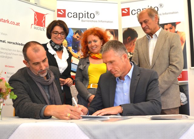 Klaus Candussi (GF Atempo), LHStv.in Beate Prettner, Isabella Scheiflinger (Behindertenanwältin des Landes), Andreas Jesse (GF autArK), Heinrich Burgstaller (Obmann autArK) bei der Vertragsunterzeichnung