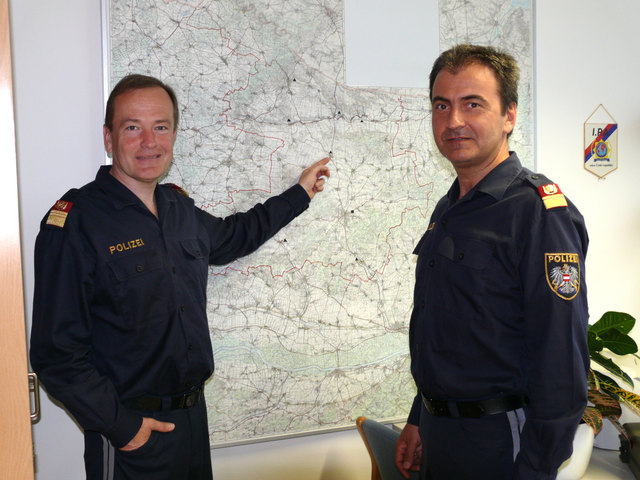 Obsterstleutnant Otto Schwingenschlögl und und sein Stellvertreter Major Eduard Widhalm vor der Bezirkskarte.Foto: Alfred Eipeldauer