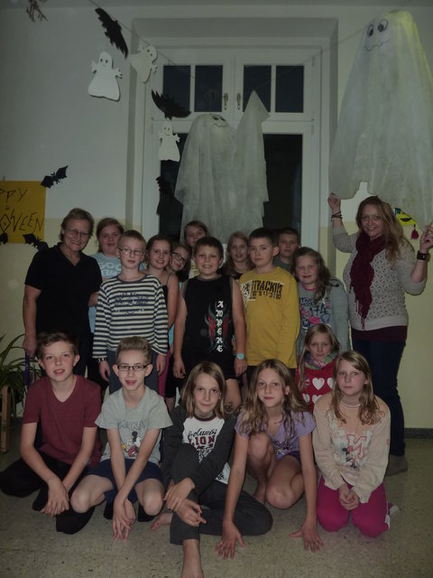 Klasse 1a: Binder Markus, Graser Valentin, Grünstäudl Alina, Hahn David, Höbarth Kerstin, Kainz Raphael, Klopf Jessica, Marchsteiner Daniela, Maurer Lena, Pieringer Thorsten, Rauch Katharina, Schabes Oliver, Spreitzer Coline, Überreiter Jenny, Wimmer Florian, Zach Kerstin. Lehrer: Sabine Ambros, Emmi Hofbauer