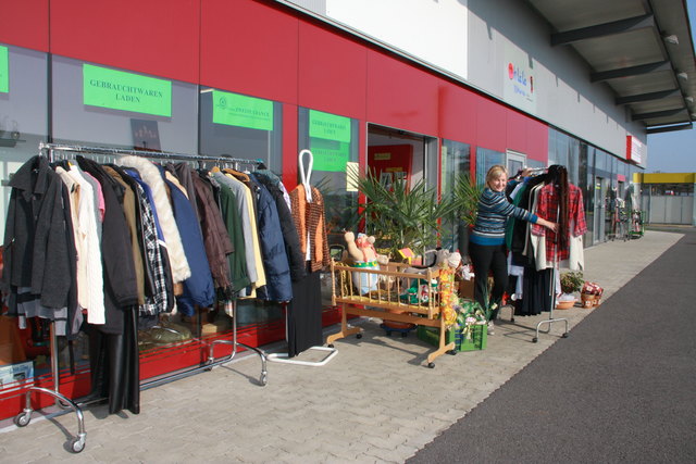 In der Früh stellen die Damen die Angebote vor ihren gemeinsamen Laden vis-à-vis von "Optik Ruck".