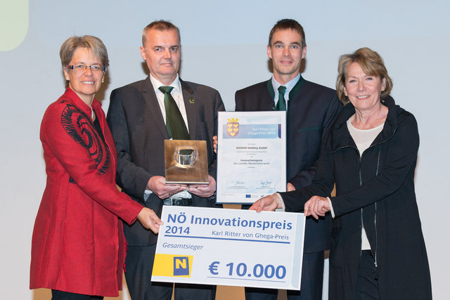 BIOMIN Holding GmbH, Gesamtsieger „NÖ Innovationspreis 2014“: Landesrätin Petra Bohuslav, Geschäftsführer Andreas Kern und Forschungsleiter Dieter Moll (beide: BIOMIN), WKNÖ-Präsidentin Sonja Zwazl. | Foto: WKNÖ/Kraus