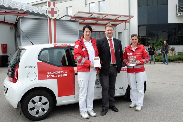 Iris Ebner, Rot Kreuz-Bezirksgeschäftsführer Walter Grashofer und Christina Grabner (v.l.).