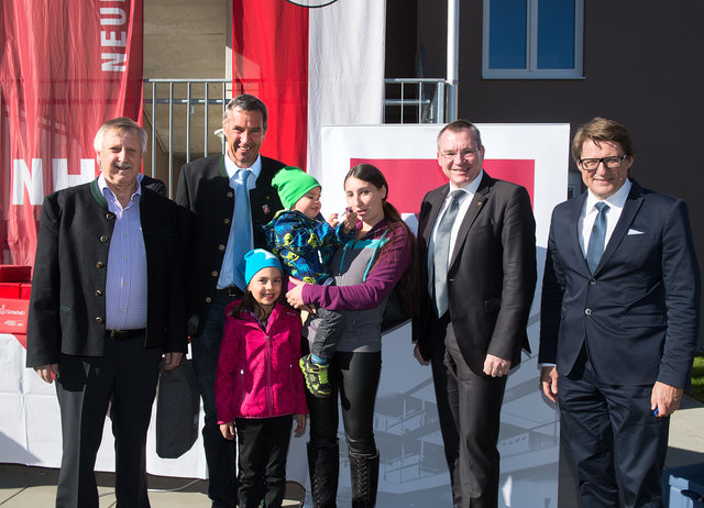 V.l.n.r.: Vizebgm. N. Happ, Vizebgm. A. Schiener, Mieterin Elisabeth Pichler, LR J. Tratter und NHT-Chef H. Gschwentner
