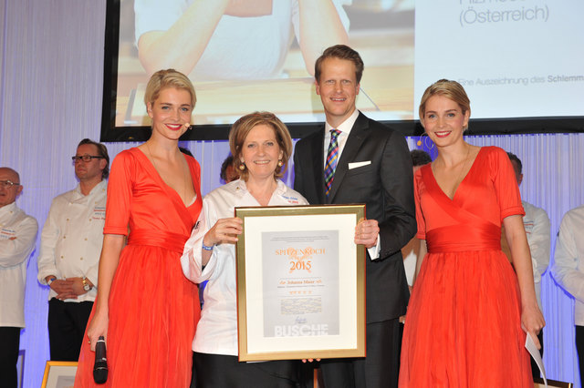 Im Hotel Breidenbacher Hof Düsseldorf wurde Johanna Maier die Urkunde überreicht.