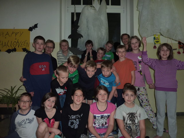Klasse 1 b: Einfalt Leonie, Feßl Jana, Hahn Christoph, Haneder David, Helmreich Phillip, Hennebichler Lukas, Huber Kerstin, Katzenschlager Fabian, Kaufmann Patrick, Menhart Mardel, Pachner Julia, Reisinger Charlotte, Tüchler Julian, Urtz Mario, Weber Lisa, Wimmer Michael, Zach Martin. Lehrer: Claudia Kolinsky, Emmi Hofbauer