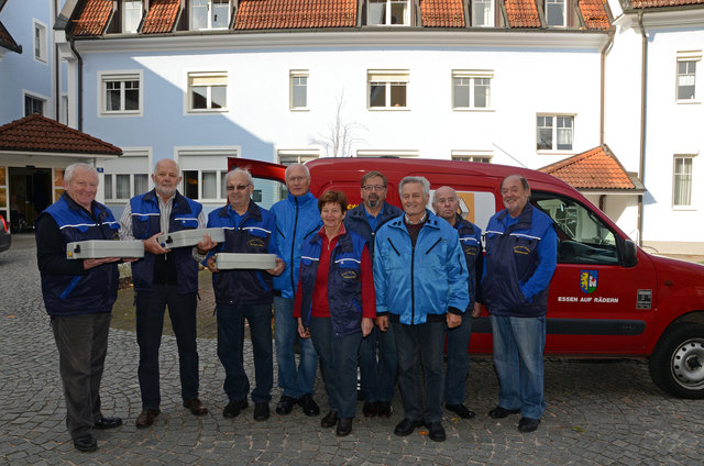 Mit Essenportionen Ing.Josef Dopler, Alois Schatzl und Roman Gfölner, weiters am Bild. Stefan Som,Paula Hörmann,Hubert Lang, Alfred Brunmair,Josef Grüneis und Karl Paschinger.