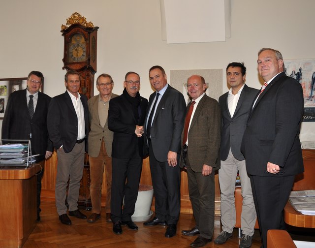 Nach der Unterzeichnung der Kaufverträge. Von links nach rechts: Dr. Gerald Schmoll (Magistrat Steyr, Leiter des Geschäftsbereichs für Bau-, Anlagen- und Privatrecht), Hans-Peter Bühringer (Geschäftsführung GWG), Dipl.- Ing. Knut Drugowitsch (Architekt, geschäftsführender Gesellschafter der Firma Trio.Developenment GmbH), Bürgermeister Gerald Hackl, Herbert Nachbargauer (Geschäftsführer mind.real Beteiligungsservice GmbH),
Vizebürgermeister Walter Oppl, Dipl.- Ing. Robert Weidinger (Geschäftsführung GWG) un