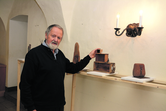 Werner Walker mit einigen Exponaten, wie dem "Ladenhüter" aus der Reihe "Wortspiele".