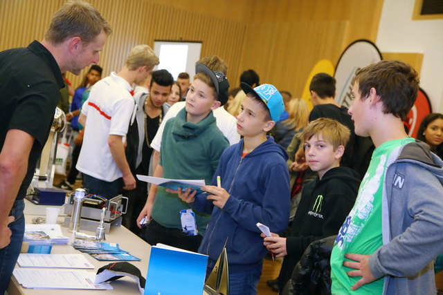 Zahlreiche Teilnehmer aus Linzer Schulen folgten der Einladung und besuchten die Stände im Neuen Linzer Rathaus. Fotos: cityfoto.at