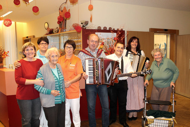 Das SeneCura Sozialzentrum Grafenwörth feierte auch heuer wieder ein lustiges Herbstfest (am Bild v.l.n.r.: Ehrenamtliche Mitarbeiterin Anita Hisböck, Pflegehelferin Anita Pasch, Bewohnerin Hedwig Radler, Pflegehelferin Ulrike Mayr, die MusikantInnen der Gföhler Stubenmusi sowie Bewohnerin Anna Klug)