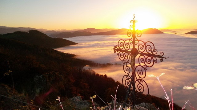 Traumhafter Sonnenuntergang am Blassenstein, darunter liegt Scheibbs im Nebelmeer. ...ein voller Genuss!