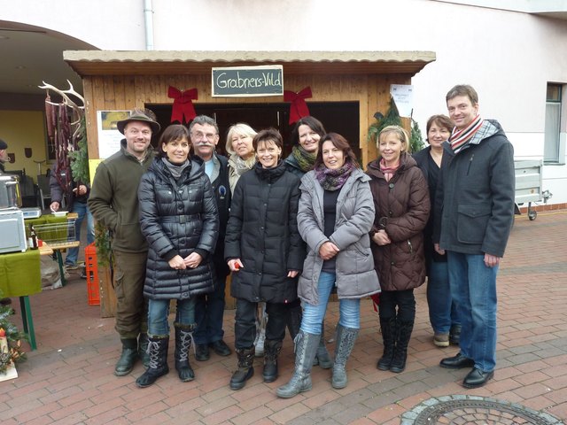 Freuen sich schon auf den Adventmarkt: Bgm.Roland Braimeier und die fleißigen "Adventengerl" denen ein besonderer Dank für die Gestaltung des Adventmarktes gebührt!