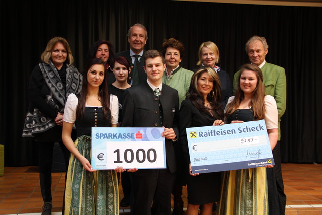 Schecküberreichung: hinten v. li.: Ilona Gneuss, Regina Kogler, Klaus Enengl, Uli Haunschmid, Walter Witzany
Erste Reihe: Ivana Alexsic, Carolin Bimingstorfer, Manuel Blaimschein, Cecilia Baldivieso de Witzany, Ulrike Stadler.