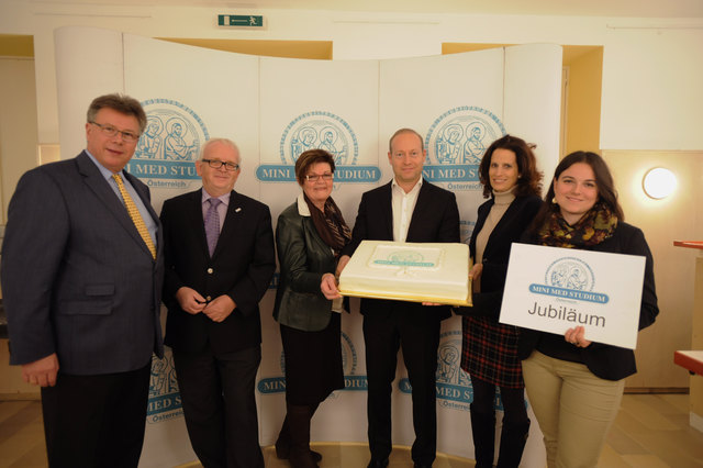 Studienleiter Otto Traindl, NÖGKK Service-Center-Leiter Wolfgang Marchart, Stadträtin Ingeborg Pelzelmayer, Gabor Tepper, Moderatorin Alice Herzog, Anja Wagner-Ahmed, MINI MED Organisation.