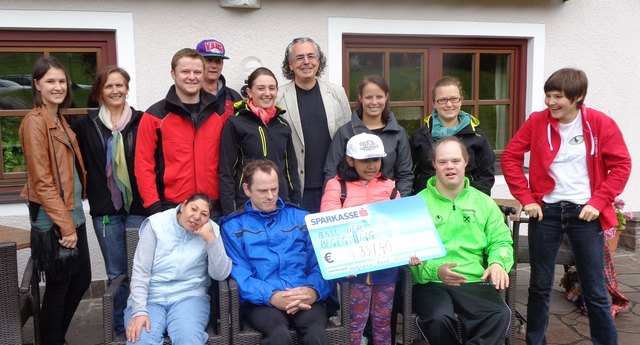 Die Landjugend übergab den Scheck an Obmann Markus Rottenspacher und das Team der Tauschbörse "Kunterbunt". | Foto: Foto: Lebenshilfe