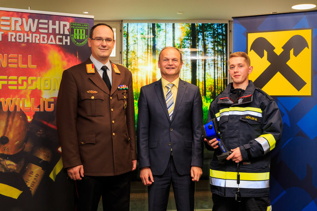 Kommandant Martin Wakolbinger und Atemschutzwart Maximilian Höfler bedanken sich bei Thomas Gierlinger, Prokurist der Raiffeisenbank Rohrbach, für die Unterstützung beim Ankauf einer Wärmebildkamera.