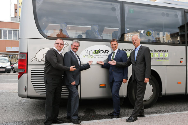 Verkehrslandesrat Karl Wilfing und NÖVOG Geschäftsführer Gerhard Stindl gemeinsam mit VOR Geschäftsführer Wolfgang Schroll und Wieselbuslenker Edis Eminagic vor dem Jubiläumsbus. (© NÖVOG / Bollwein)