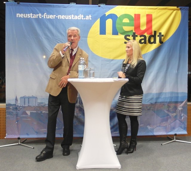 VPNÖ-Klubobmann LAbg. Mag. Klaus Schneeberger mit der Moderatorin Natasha Macheiner