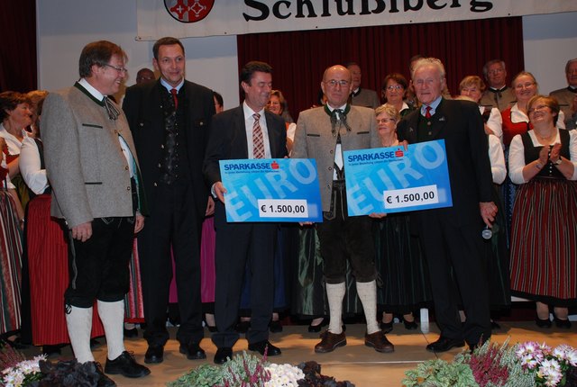 V.l.n.r. Chorobmann Herbert Felbermair gemeinsam mit Vizebürgermeister Klaus Höllerl, Sparkassenleiter Georg Loimayr, Chorleiter Walter Nimmervoll und Bürgermeister Otto Weinberger bei der Spendenübergabe.