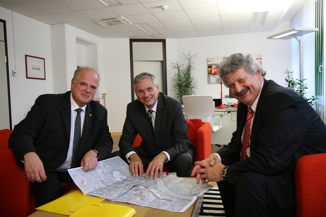 Bürgermeister Dr. Reinhard Resch und Vizebürgermeister Gottfried Haselmayer trafen mit Bundesminister Alois Stöger zu einem Arbeitstreffen zusammen