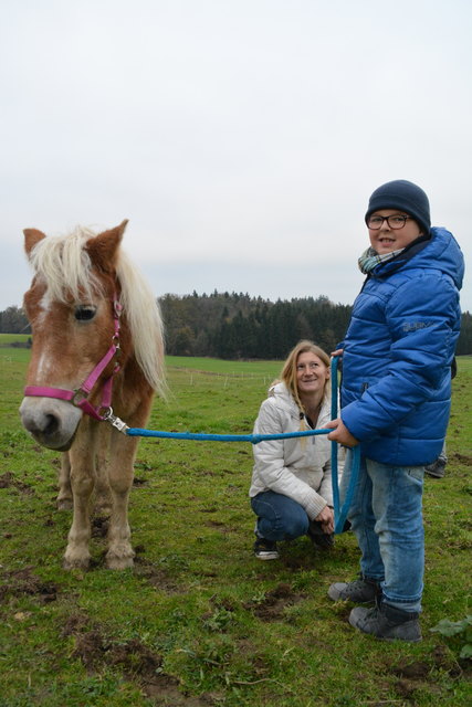 Das 38 Jahre alte Ruhe ausstrahlende Therapiepferd "Blümchen", Trainerin Katharina Gruber und Julian.