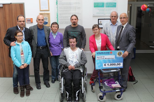 Stefan Aichmayr mit Tochter Hannah (Lions Club), Past Präsident Karl Stern, betreute Personen der Lebenshilfe und Betreuer und Roland Trubrig (Präsident Lions Club)