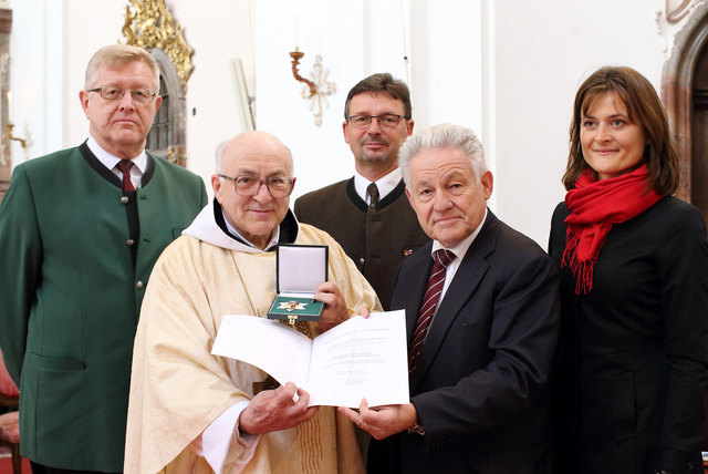 Landeshauptmann Josef Pühringer (vorne rechts) verlieh dem langjährigen Abt Marianus Hauseneder das Silberne Ehrenzeichen des Landes OÖ.