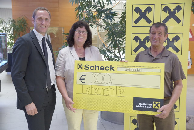 Erich Bertalanits (r.) gab den Wert seines Gewinns an die Lebenshilfe weiter.