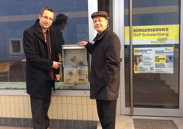 Parteiobmann Max Oberleitner und Gemeinderat Josef Scheuchenegger beim verwüsteten Postkasten der ÖVP Schwertberg