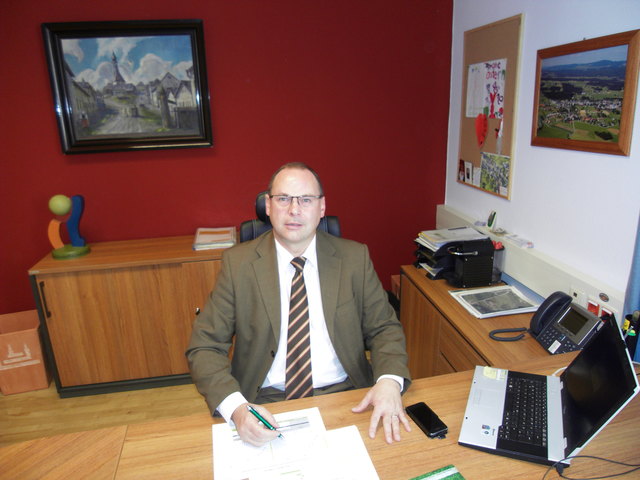 Bürgermeister Josef Rathgeb in seinem Büro auf dem Marktgemeindeamt von Oberneukirchen.