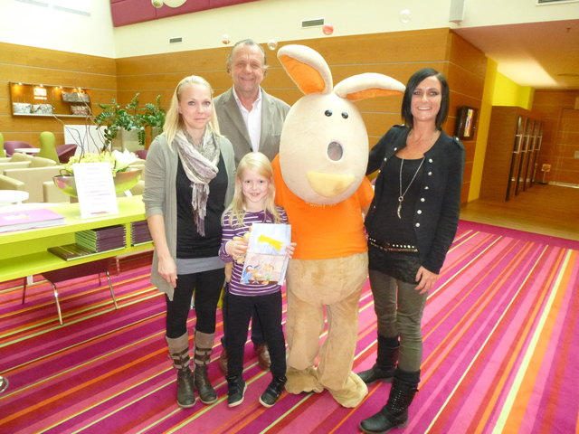 Die Mutter der Gewinnerin Ursula Wimmer mit Tochter und Gewinnerin Magdalena Wimmer, Geschäftsführer der Sonnentherme Wolfgang Stündl, das Sonnentherme-Maskottchen "Sunny Bunny" und Sabrina Radowan, Marketingleiterin Bezirksblätter