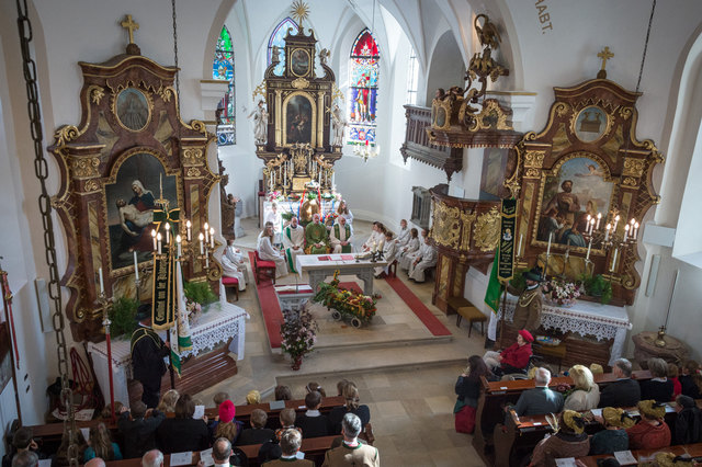 Die renovierte Pfarrkirche wurde bei einem späteren Erntedankfest eingeweiht.