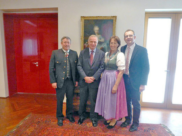 Raimund Hager und Elisabeth Dornbusch mit Manfred Schubert-Zsilavecz und Ralph Scheide.