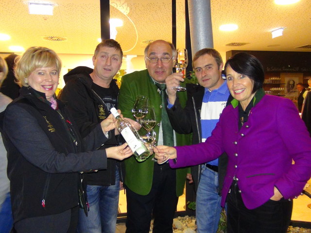 Ein Prosit auf den steirischen Junker 2014 bringt hier das Team von Erzherzog Johann Weine aus.