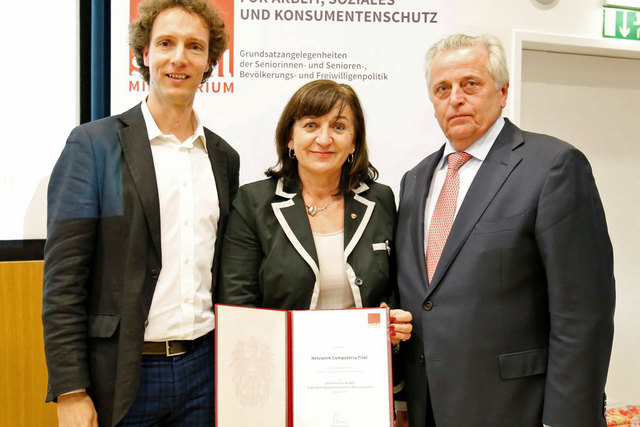 (v.l.) Armin Berger (Abteilung JUFF des Landes Tirol/Fachbereich Senioren), Seniorenlandesrätin Beate Palfrader und Bundesminister Rudolf Hundstorfer bei der Verleihung in Wien.