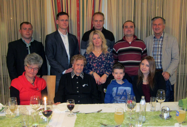 Jubilarin Gisela Wischenbarth (vorne) mit (vorne von links) Schwiegertochter Marianne Wischenbarth und den Urenkeln Daniel und Denise sowie (stehend von links) Christian Deutsch, Michael Janosch, Enkel Richard Wischenbarth, Hermine Payerl, Enkel Andreas Wischenbarth und Willi Thomas