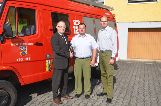 Hans Löckinger (Raiffeisenbank Tumeltsham) mit Hannes Hellwagner und Andreas Gadermair.