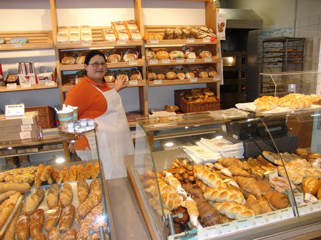 Patricia Kraut weist die Kunden der Bäckerei Linauer bereits seit einiger Zeit auf die Inhaltsstoffe der Produkte hin.