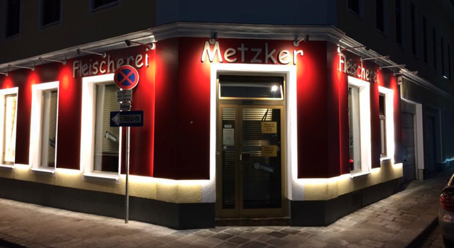 Top-gestylt und in modernem Lichtdesign präsentiert sich die Fleischerei Metzker den Kunden in Hernals.