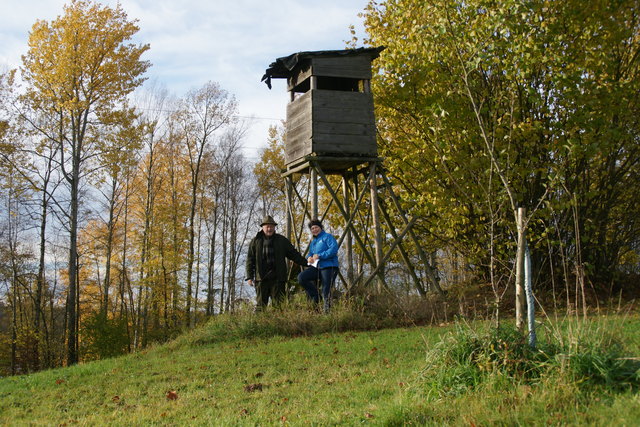 Bezirksjägermeister Ernst Strasser und BB-Redakteurin Eva Jungmann bei einem Hochsitz in seinem Revier in Seyfrieds.