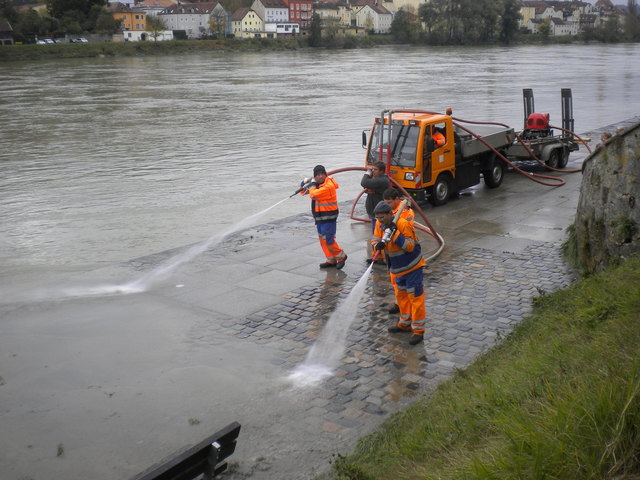 Nach jeder Überschwemmung mussen die Wege entlang des Inns in Passau gründlich gereinigt werden,