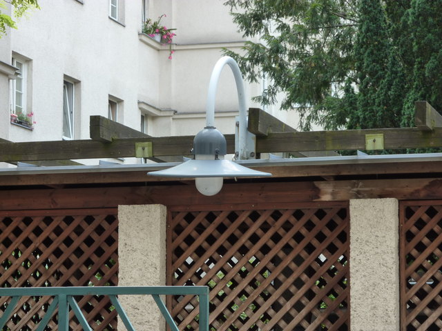 Lindenhof: Eine nicht alltägliche Beleuchtung findet man im Innenhof.