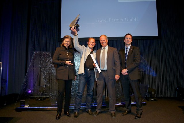 Landesrätin Patrizia Zoller-Frischauf und KSV1870-Tirol-Chef Klaus Schaller (re.) gratulieren den "Travel-Partner"-Geschäftsführern Hannes Winkler (2. v. l.) und Ronald Hulsebosch.