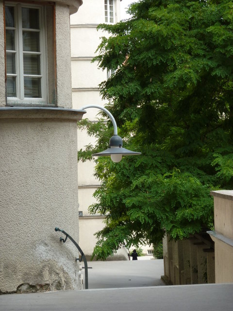 Simonygasse: Dieser Stiegenabgang im Lindenhof bröckelt bereits.